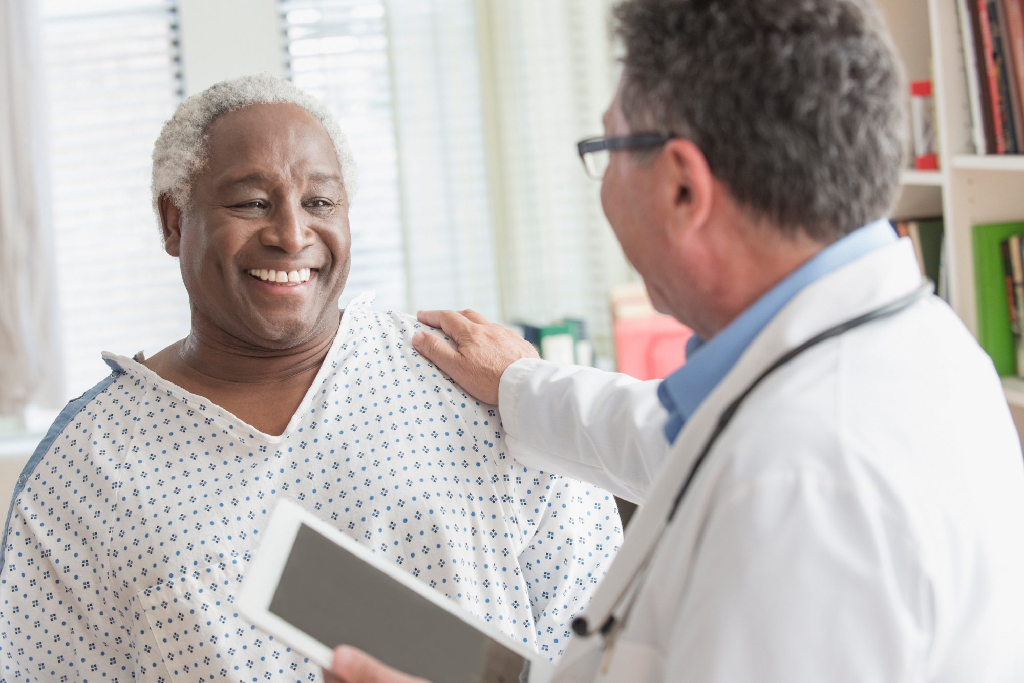 Болезнь стой. Улыбающийся пациент с дискинезией. Medicare coverage Weight loss. Old man in the Hospital stock image.